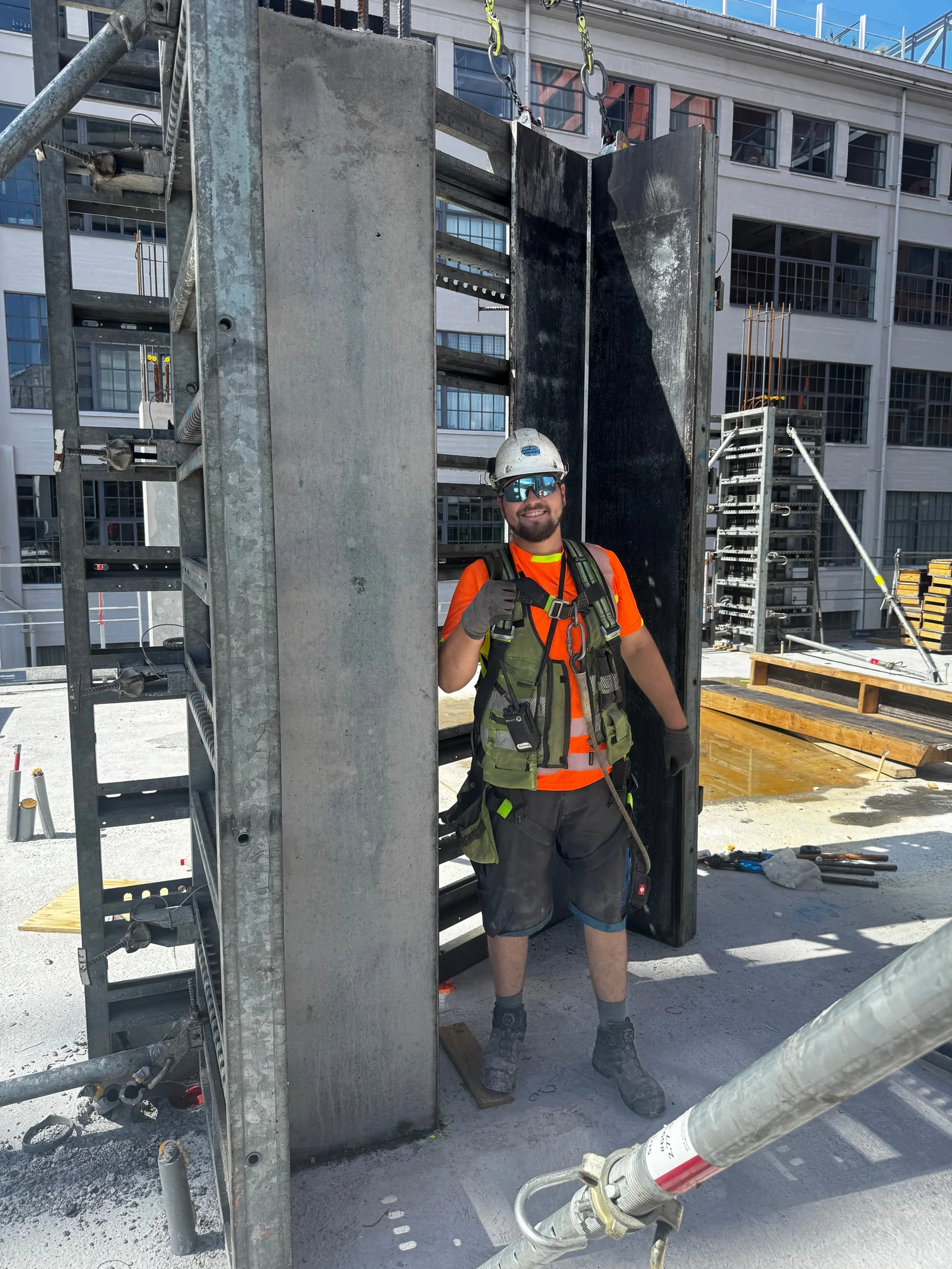 Vakman van De Beton Expert bij het betonwerk voor een tribune