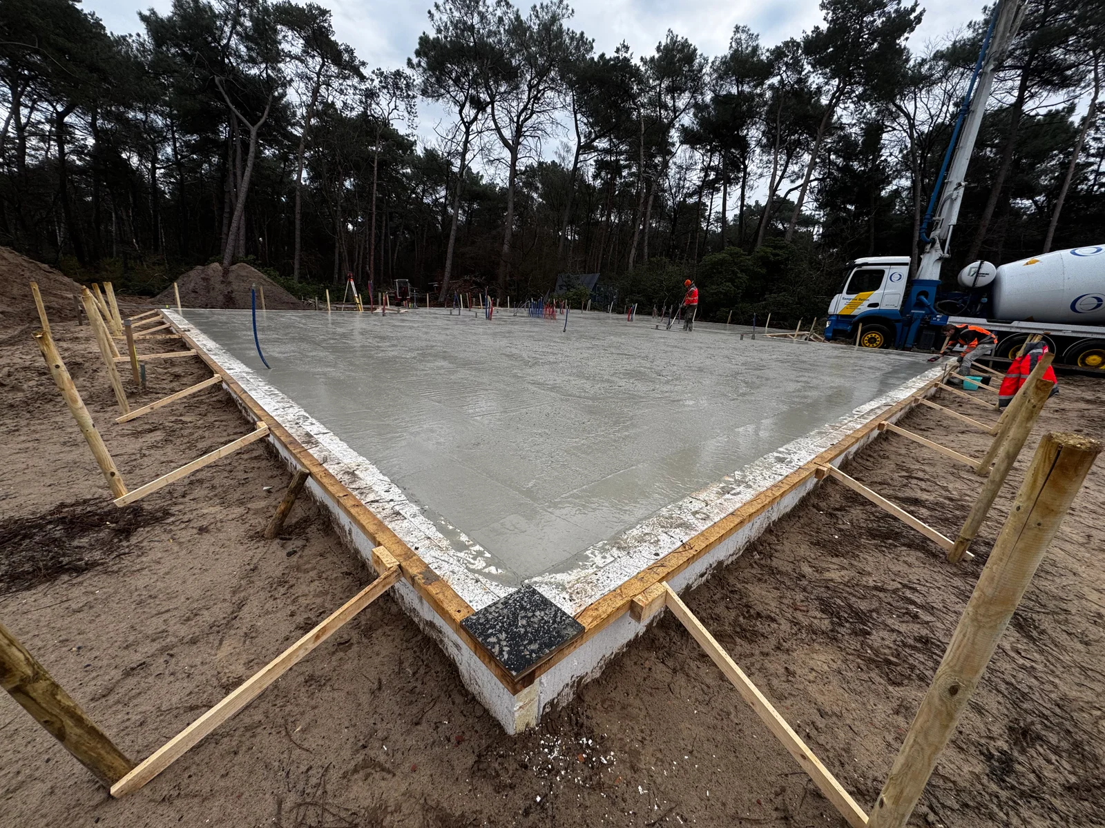 Gestorte betonvloer, strak afgereid op de bouwlocatie