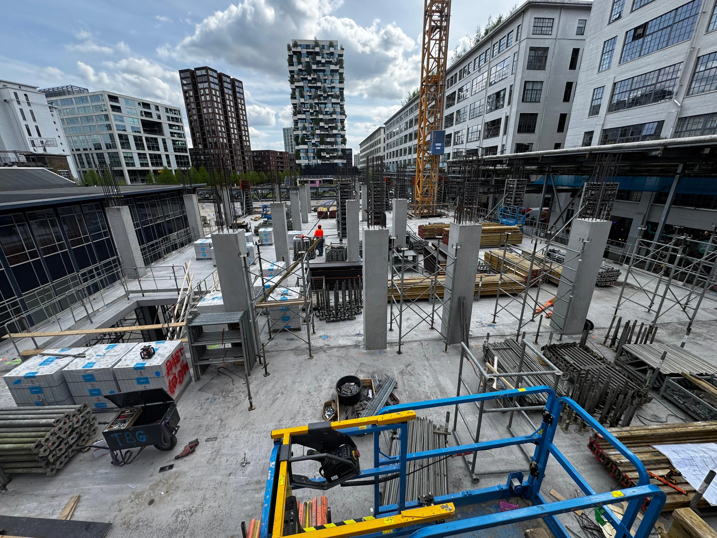 Constructief betonwerk met prefab betonkolommen op een utiliteitsproject