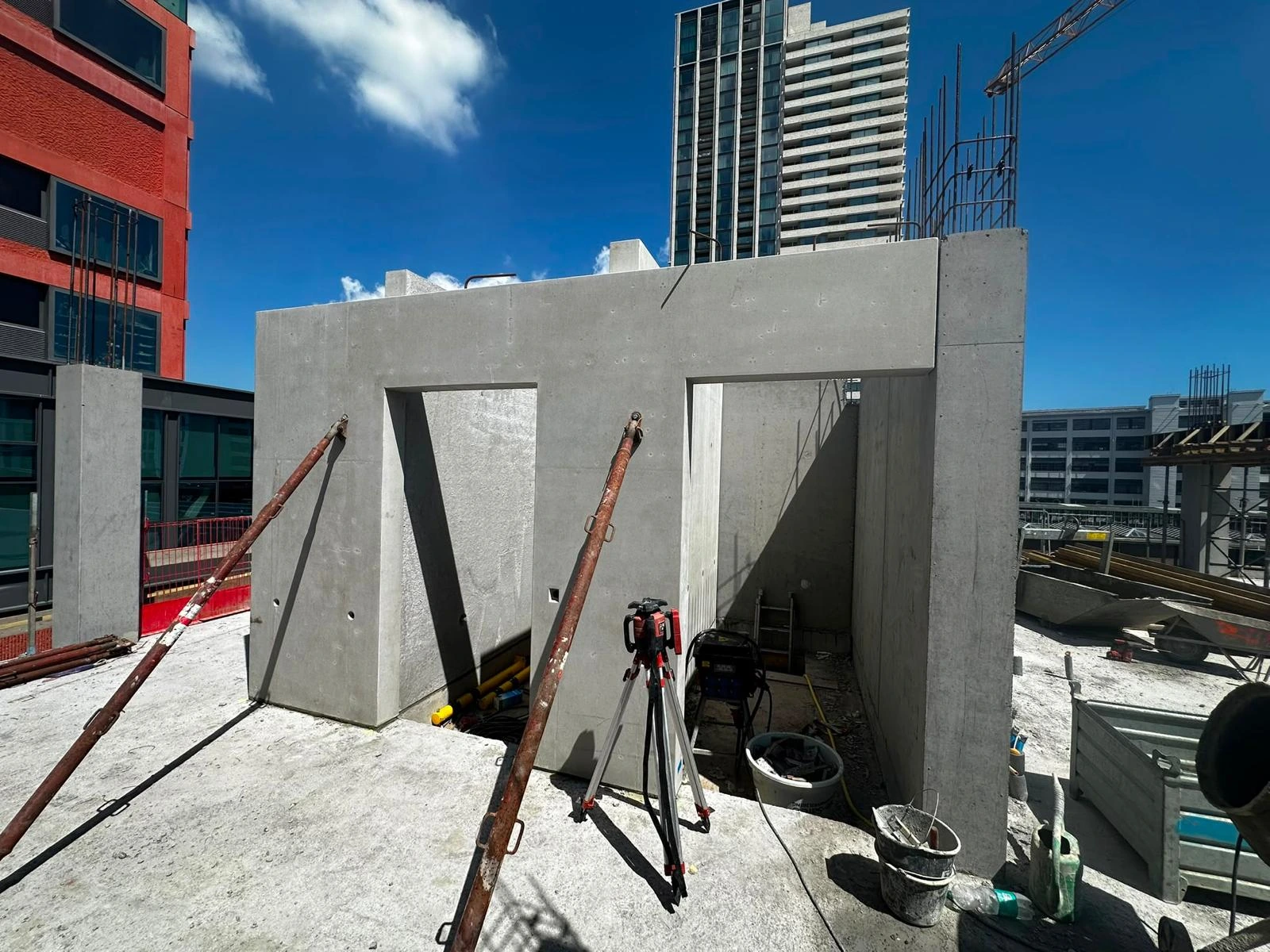 Gestelde prefab betonwanden met schoren en maatvoering