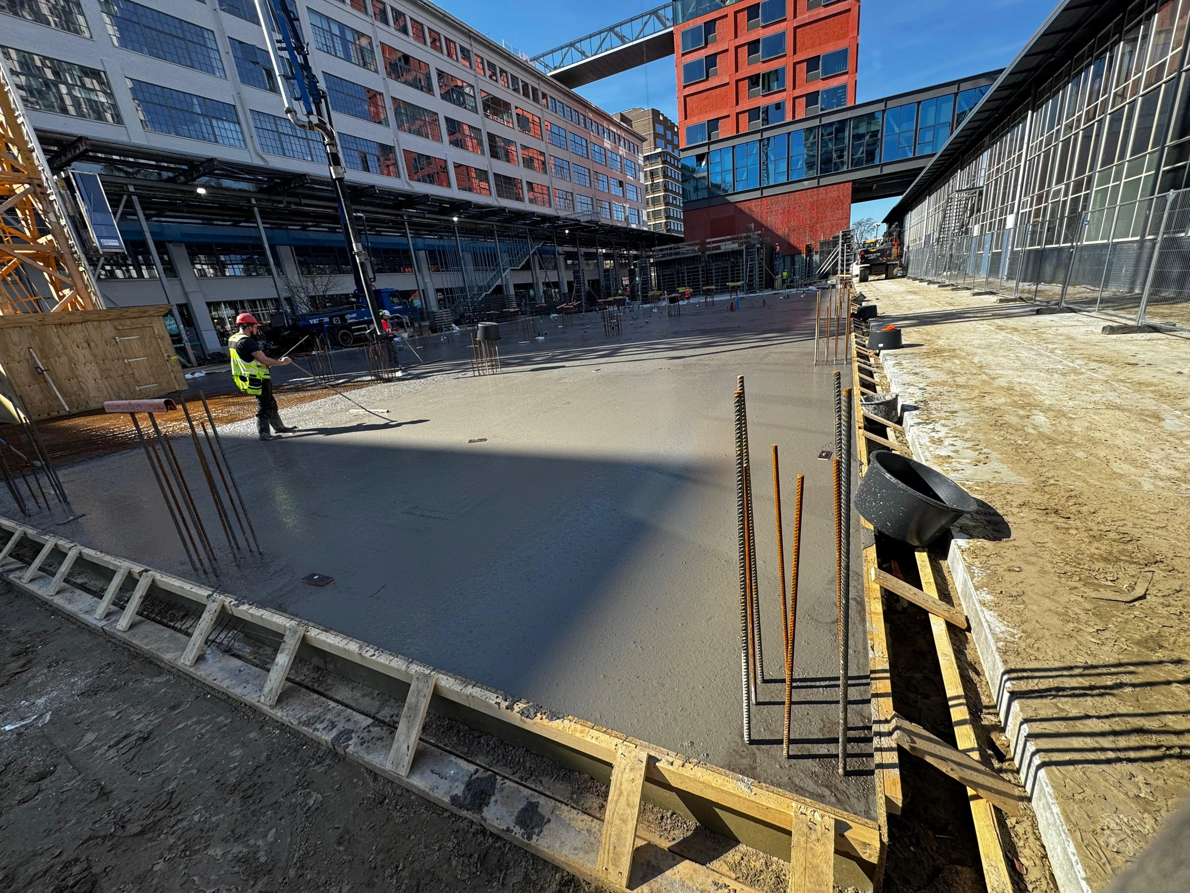 Betonvloer wordt afgereid en machinaal afgewerkt